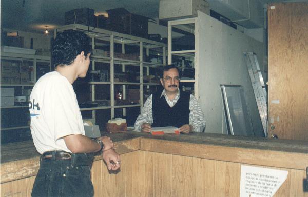 José Luis, el encargado del almacén de Talleres de Comunicación, que celosamente guarda todo el equipo