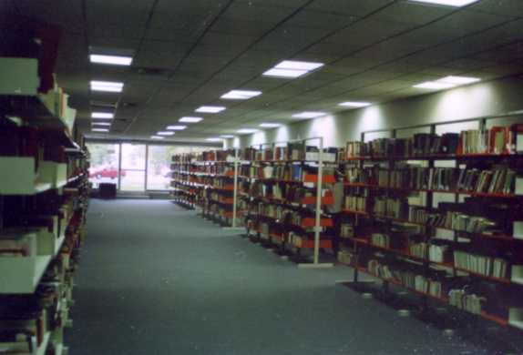 Anaqueles de libros en la gran Biblioteca de la UAM-X