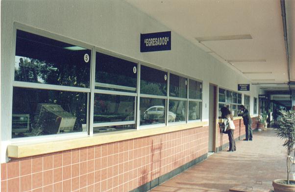 Las ventanillas atrás del edificio A de Servicios Escolares