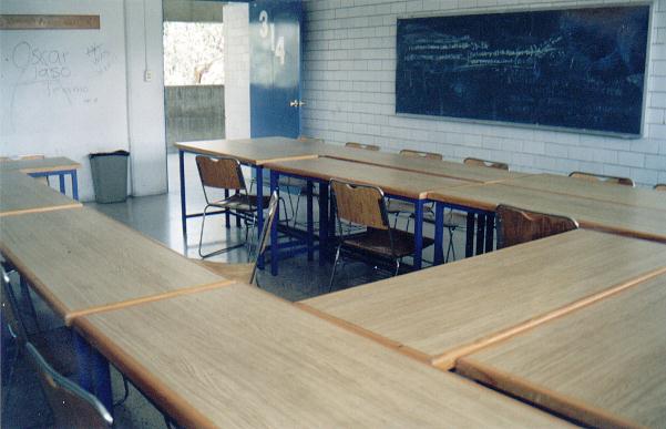 Un salón grande, aunque sin alumnos... tal vez son las 14:00 hrs y se acaban de ir